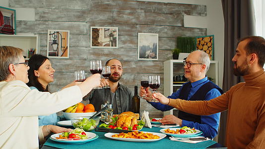 快乐的家庭午餐一起吃晚餐视频的预览图