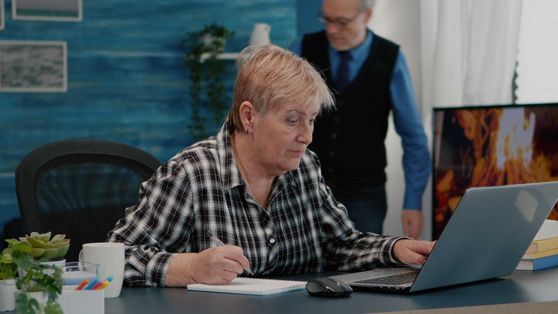 老女企业家检查财务项目并做笔记视频的预览图