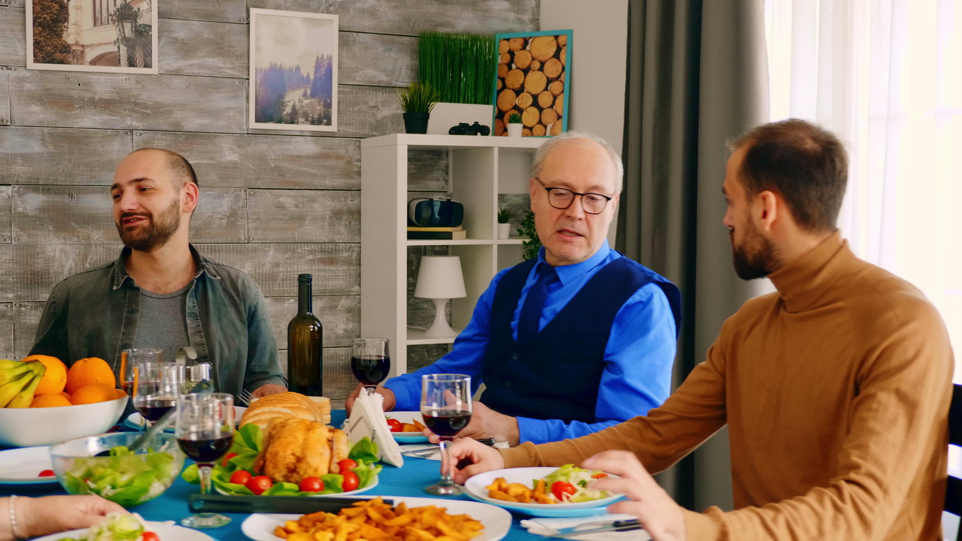 六十多岁的男人在家庭晚宴上和小儿子聊天视频的预览图