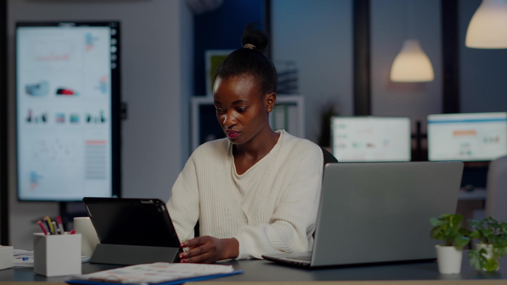非洲女经理同时使用笔记本电脑和平板电脑加班视频的预览图