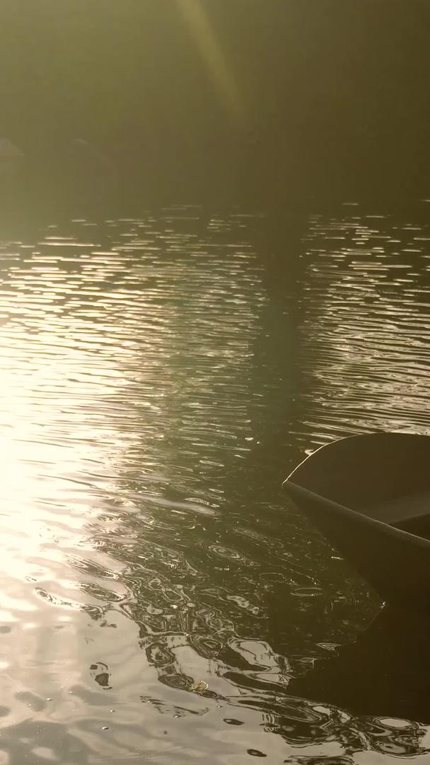 船只漂浮在背光湖面上视频的预览图