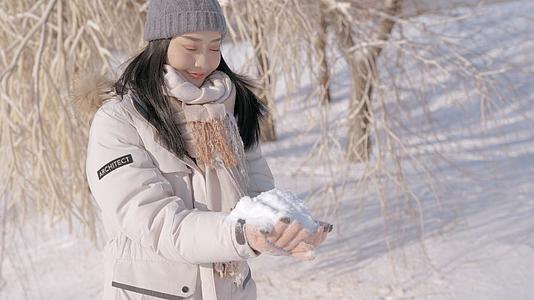 4K雪地雾凇美女玩雪泼洒雪花视频的预览图