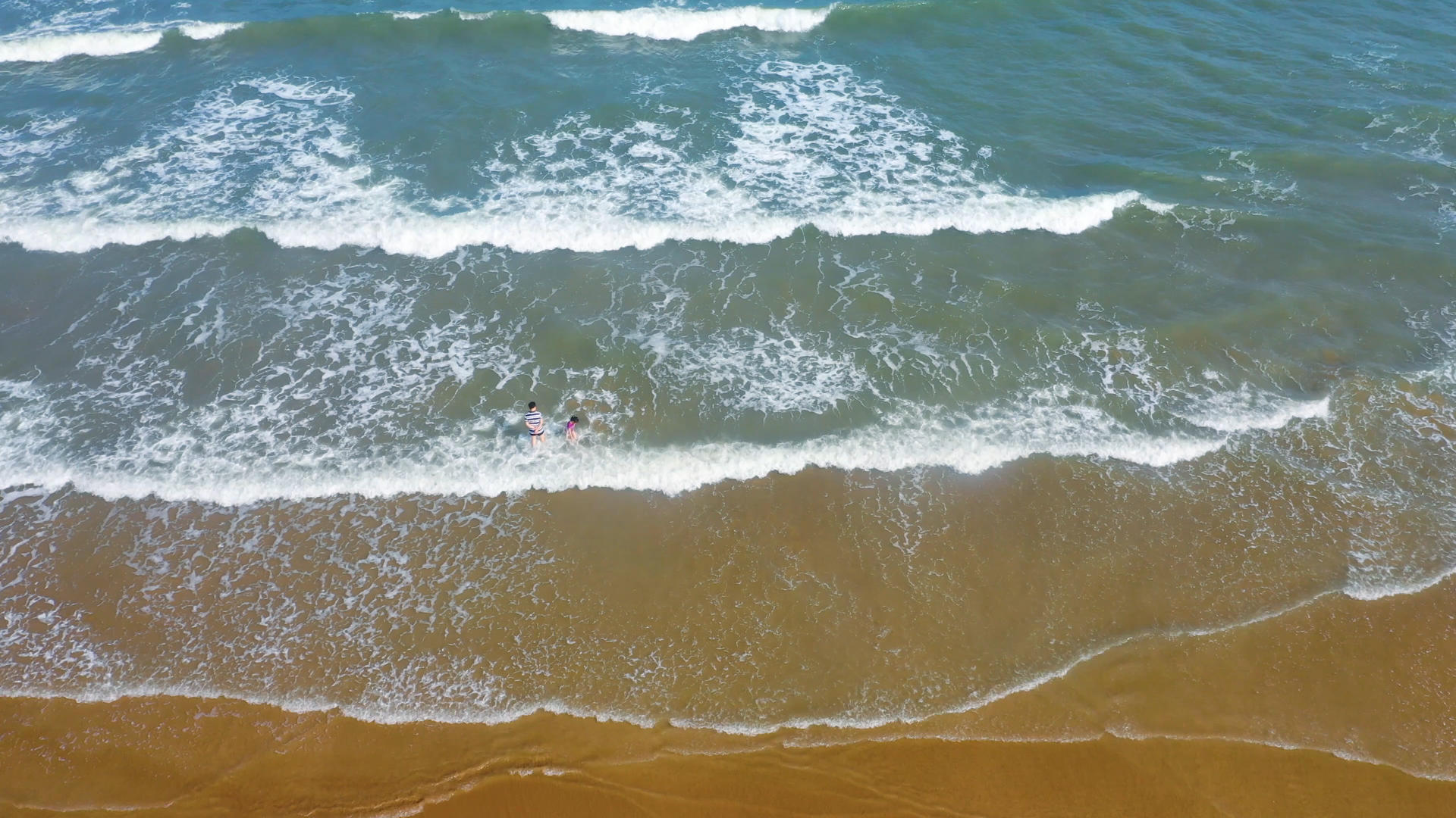 4K航拍海浪沙滩视频的预览图