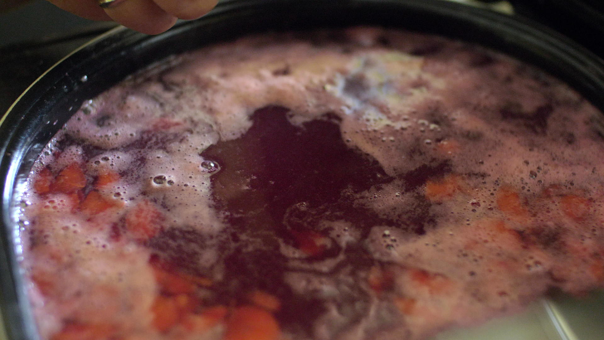 家庭烹饪多餐人做蔬菜汤视频的预览图