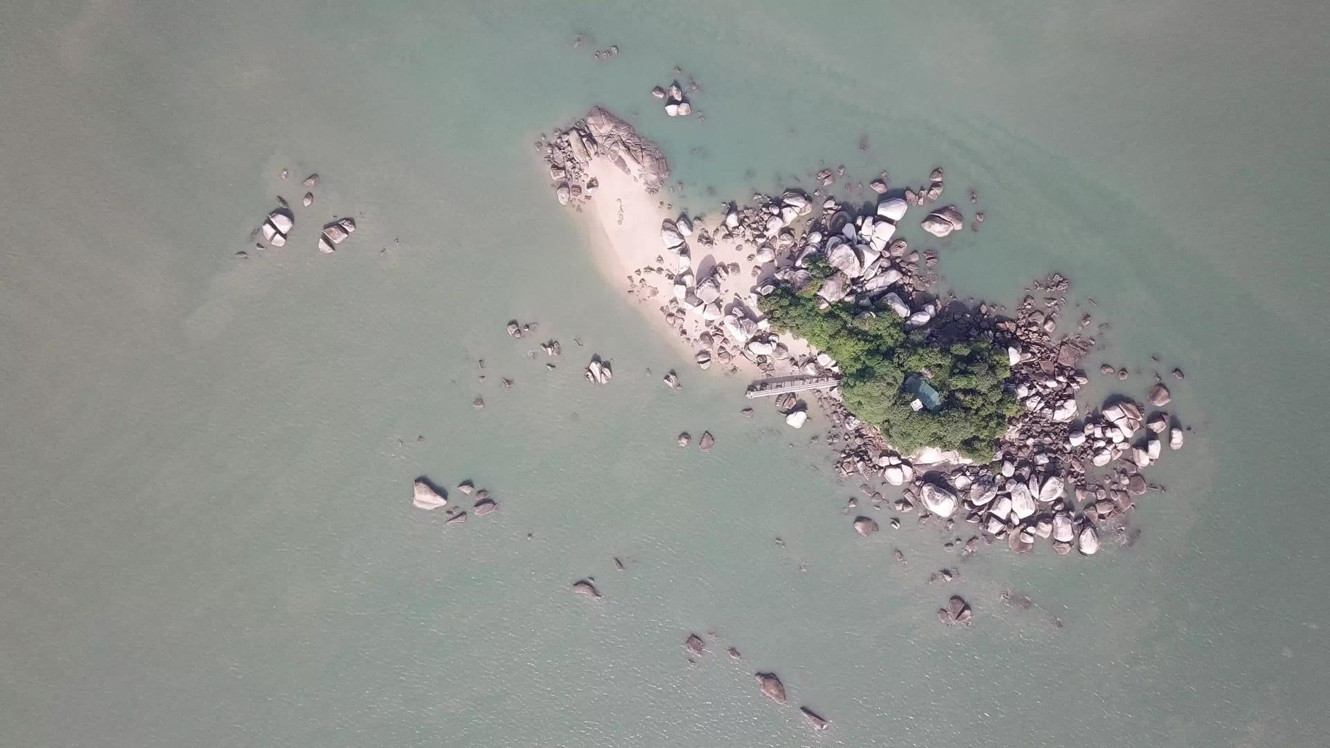 空中旋转下降和俯视PulauTikus视频的预览图