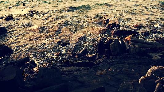 海浪撞击岩石和巨石的无人机视频的预览图