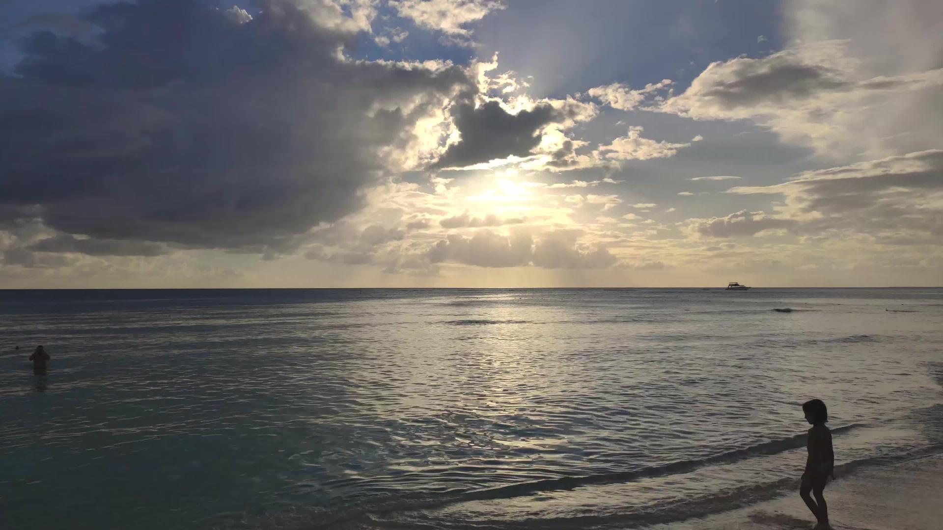 日落在海中视频的预览图