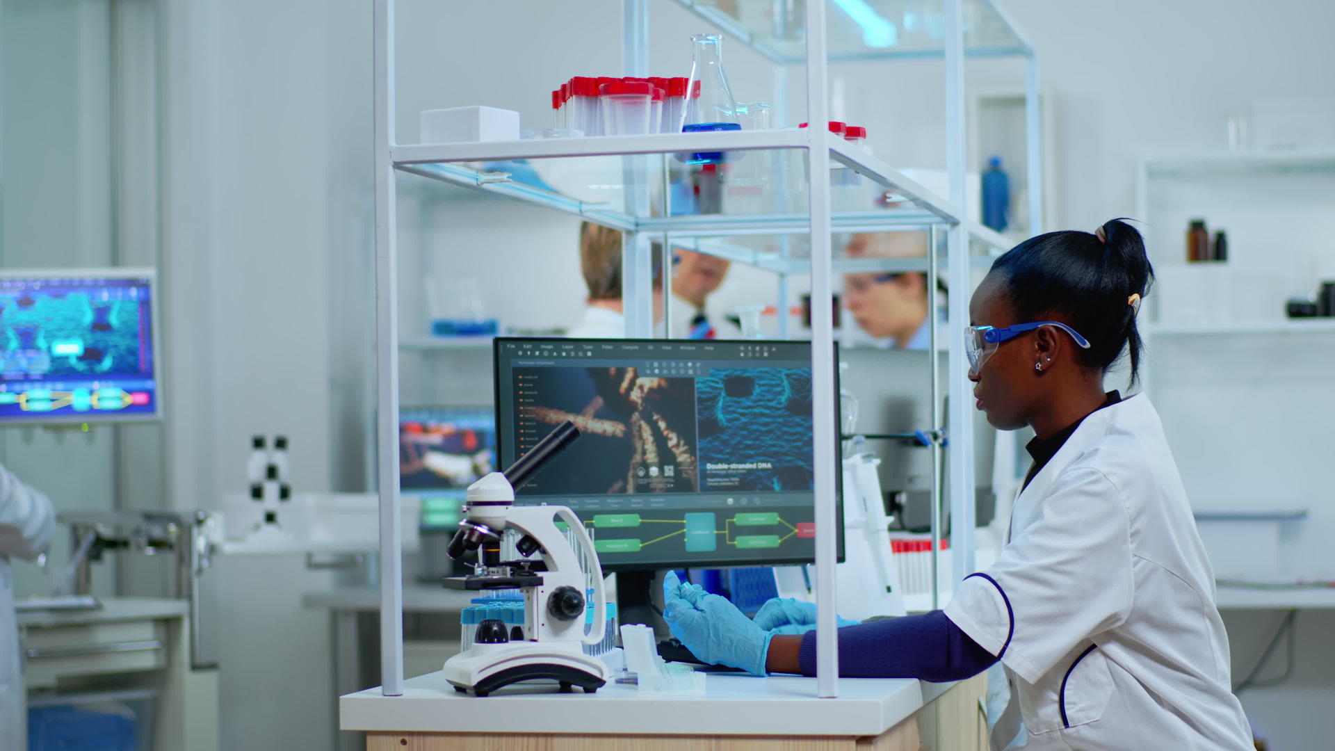 非洲实验室科学家在有测试管的实验室工作视频的预览图