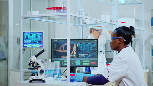 黑人女性研究人员在实验室进行科学研究视频的预览图