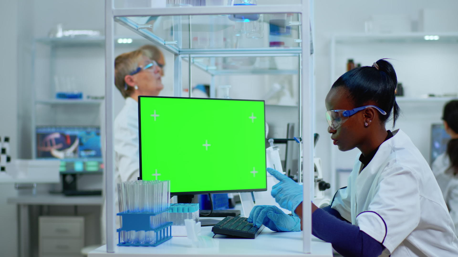 研究实验室染色体钥匙电脑的黑人黑人女性研究人员视频的预览图