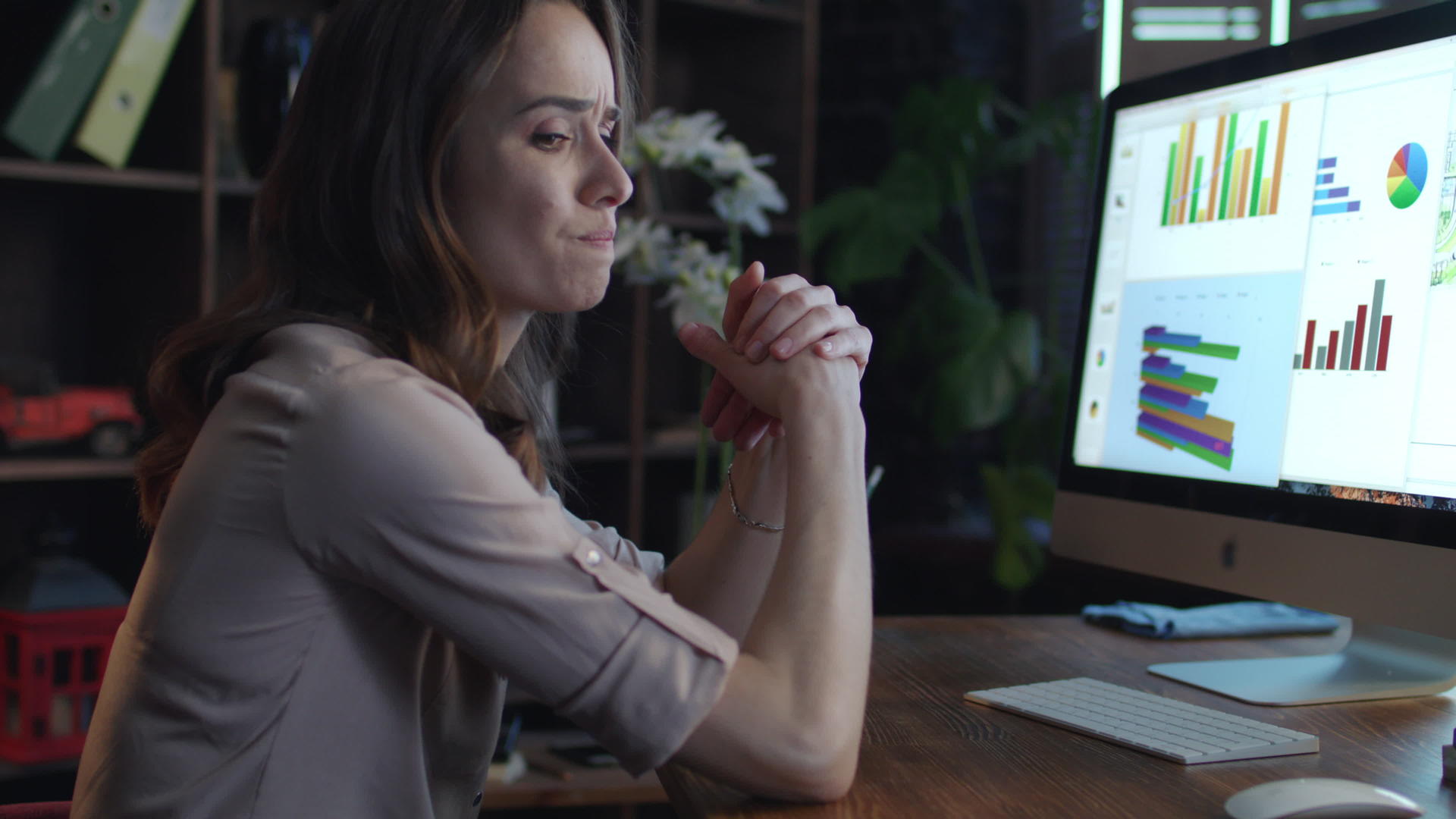 商业女性夜间处理计算机经济数据视频的预览图