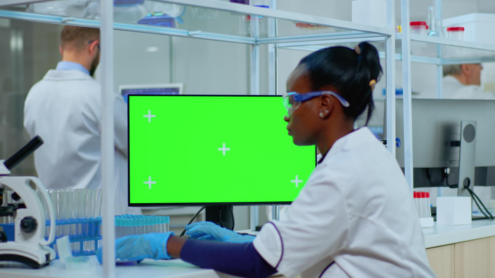 非洲医生使用绿色屏幕在计算机上工作视频的预览图