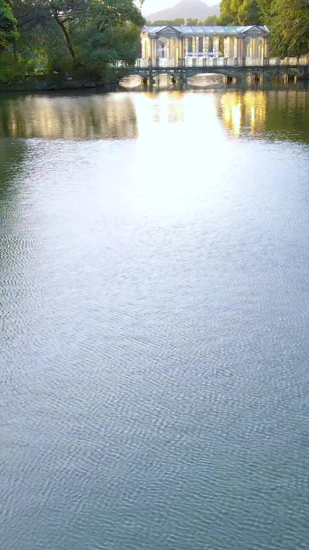 两江四湖绿水青山湖面低角度航拍视频的预览图