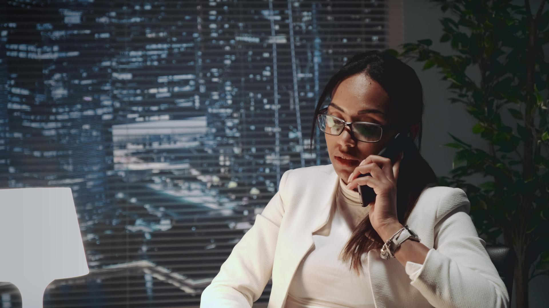多种族的女商人用智能手机说话视频的预览图