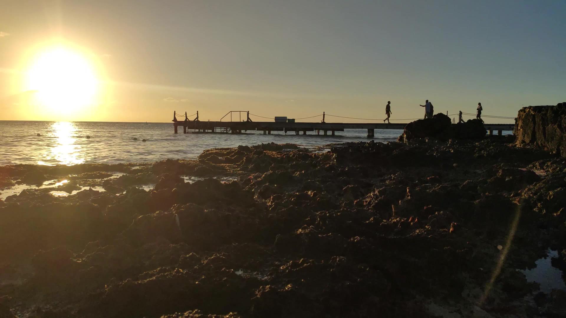 美丽的多明尼西山在海上日落5视频的预览图