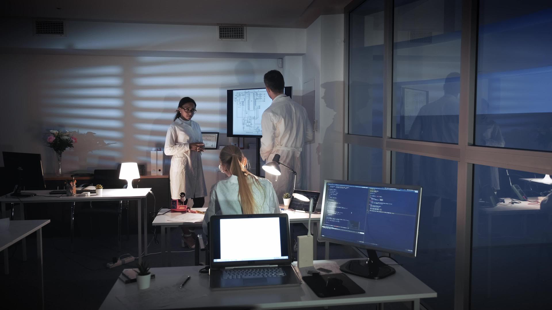 电子实验室大屏幕上的多种族电子开发工程师团队视频的预览图
