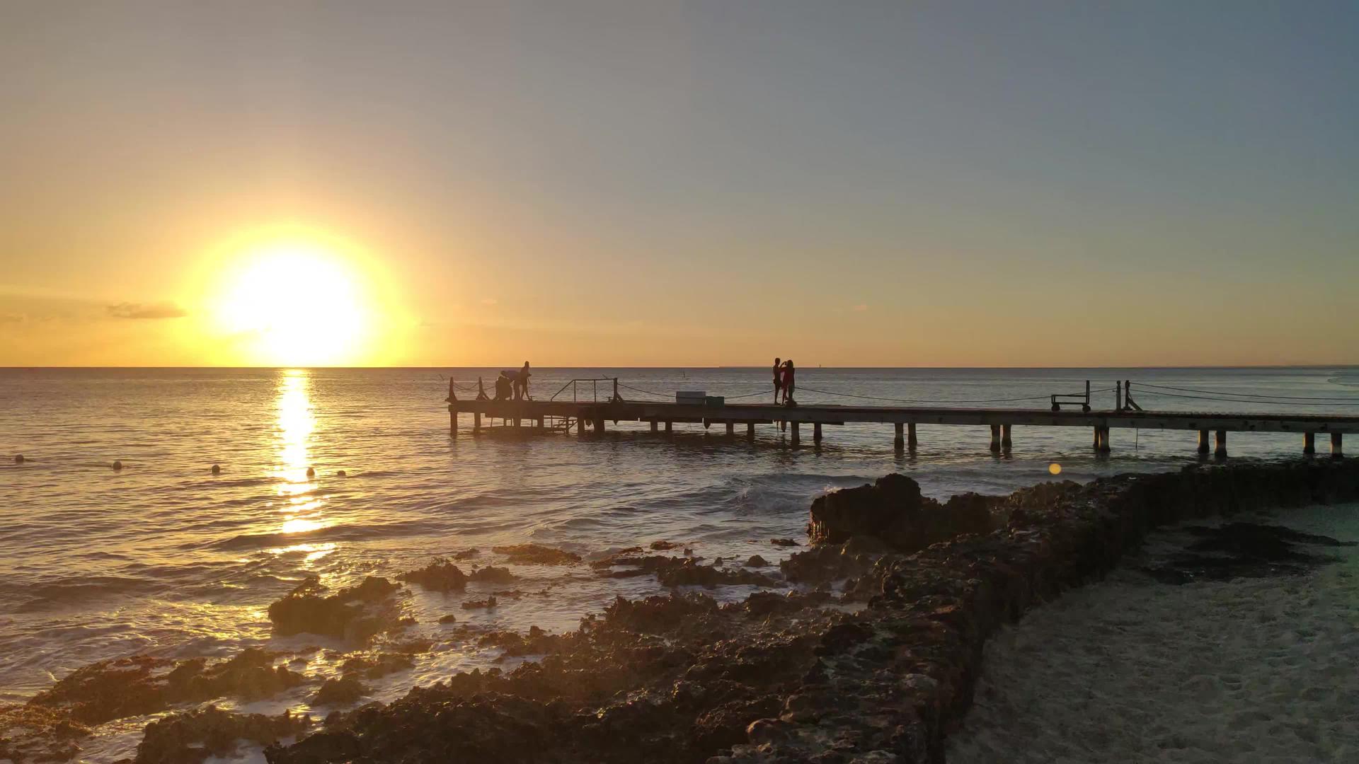美丽的多明尼西山在海上日落7视频的预览图