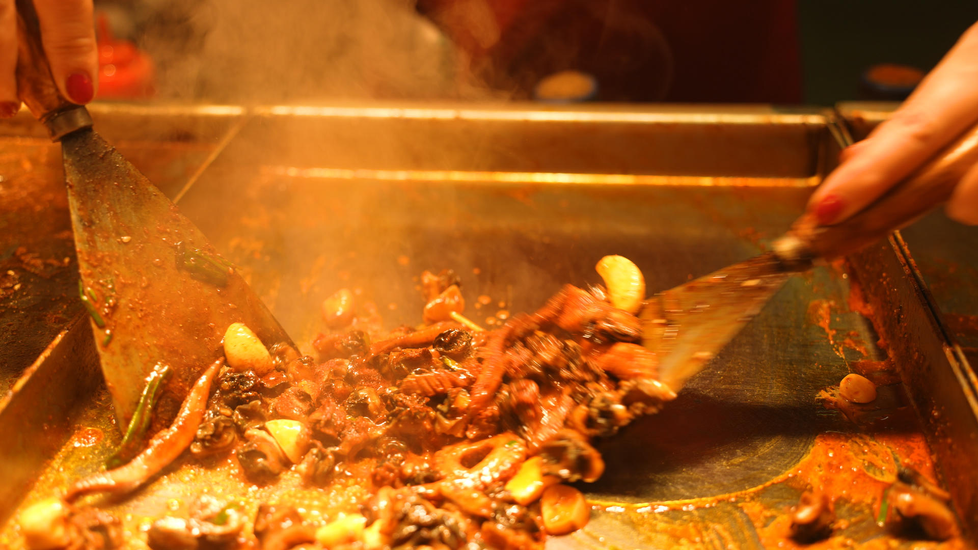 城市宵夜美食特色中式小吃铁板麻辣螺丝鱿鱼制作过程4k素材视频的预览图