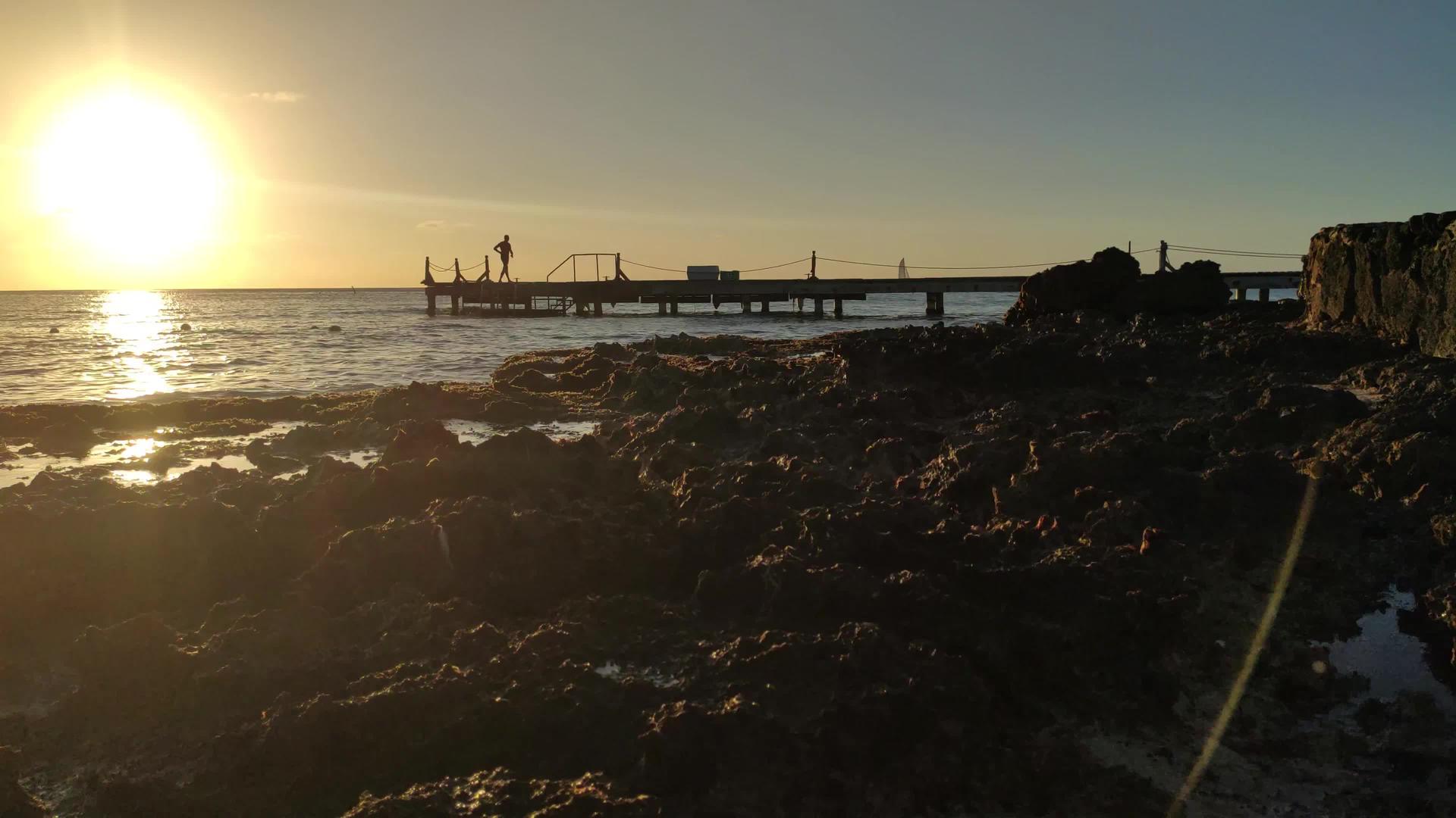 海面上美丽的多明尼西山日落10视频的预览图