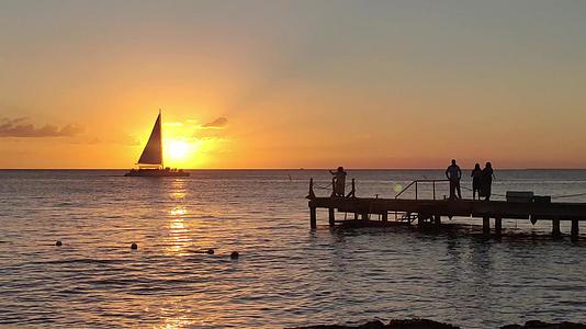日落和横渡太阳的帆船视频的预览图
