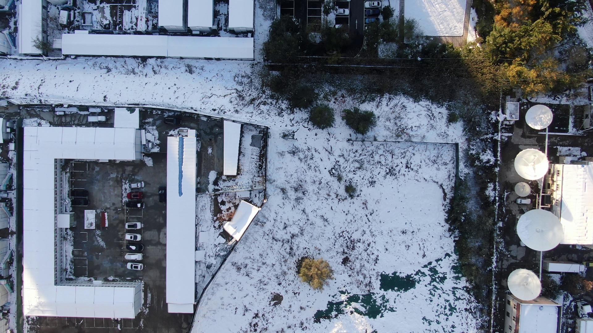 俯拍城市冬天雪景视频的预览图