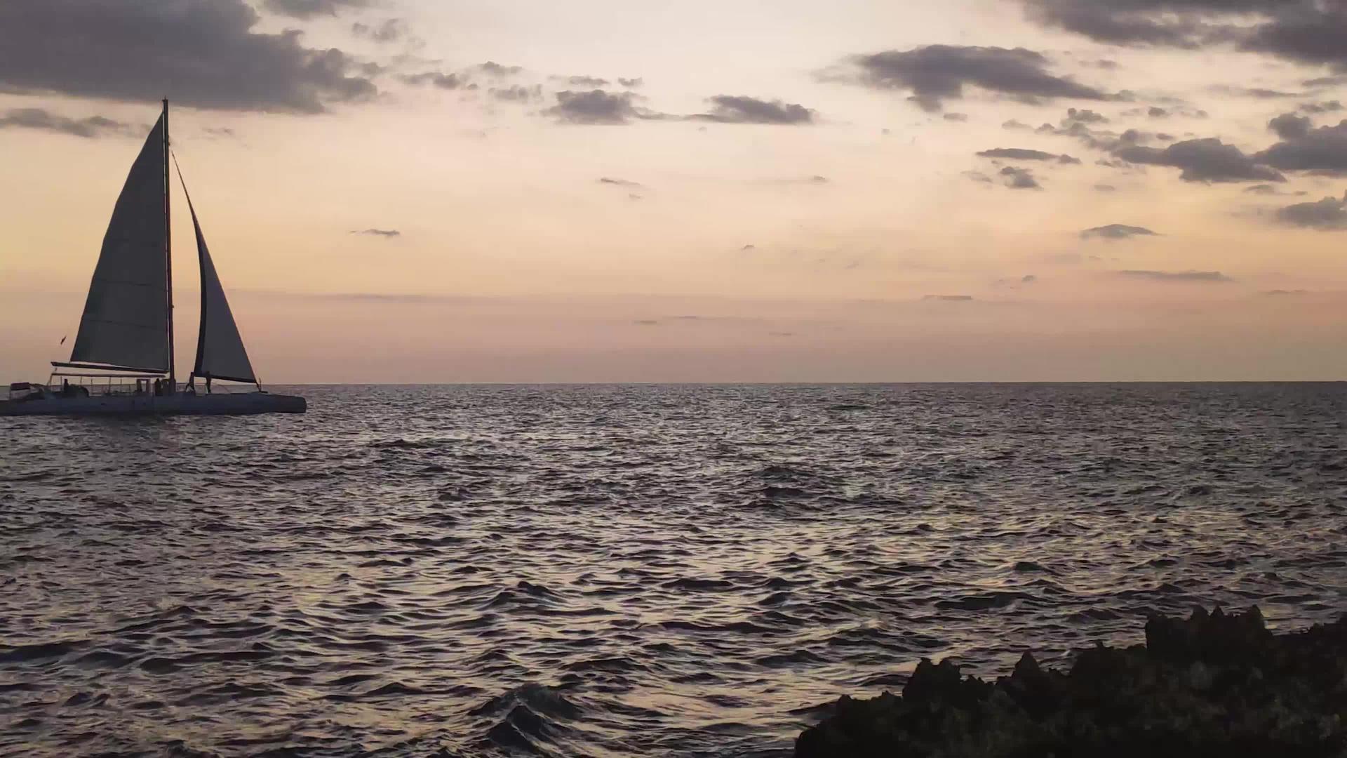 日落时在海平面上航行视频的预览图