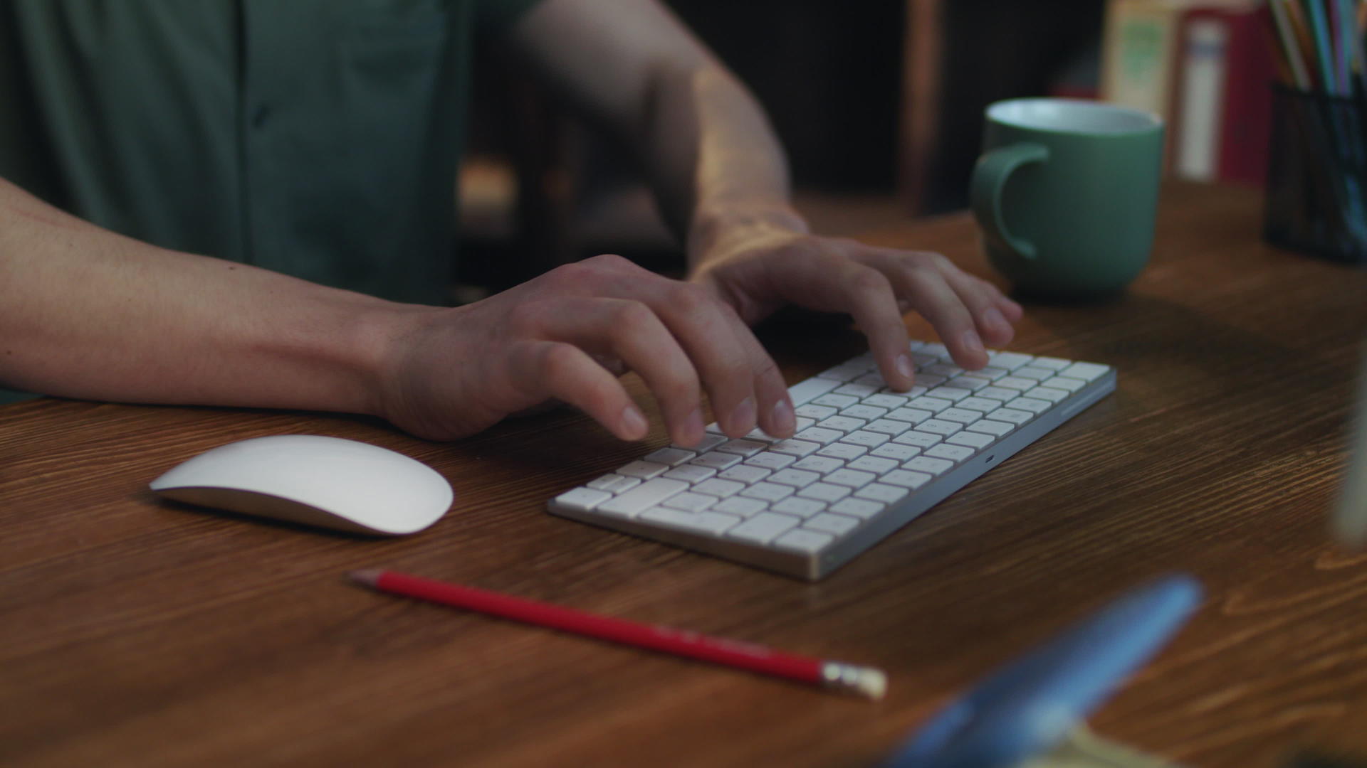 计算机工作时男性手在现代键盘上打字视频的预览图