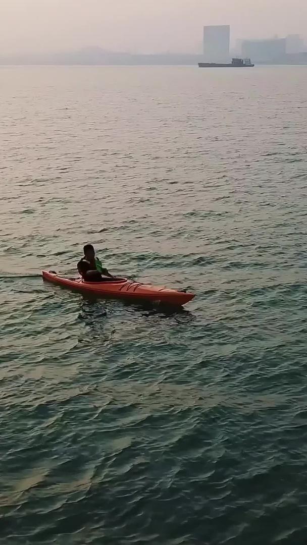 青岛海边皮划艇航拍视频的预览图