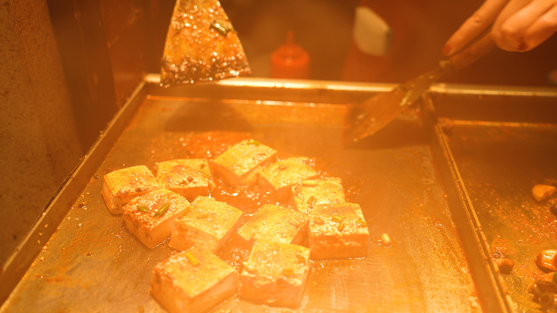 城市夜晚宵夜美食小吃铁板嫩豆腐制作过程4k素材视频的预览图