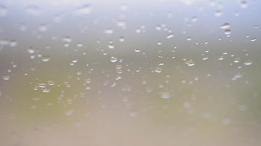 雨打玻璃微距雨水视频的预览图