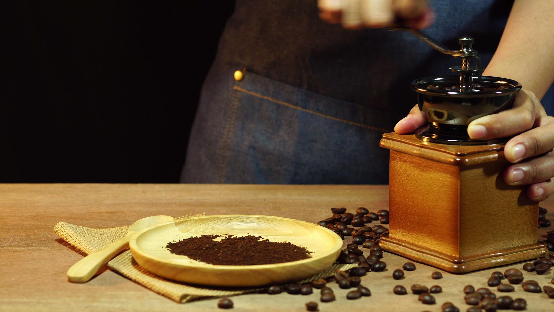 多莉女人的手在木桌上磨咖啡豆视频的预览图