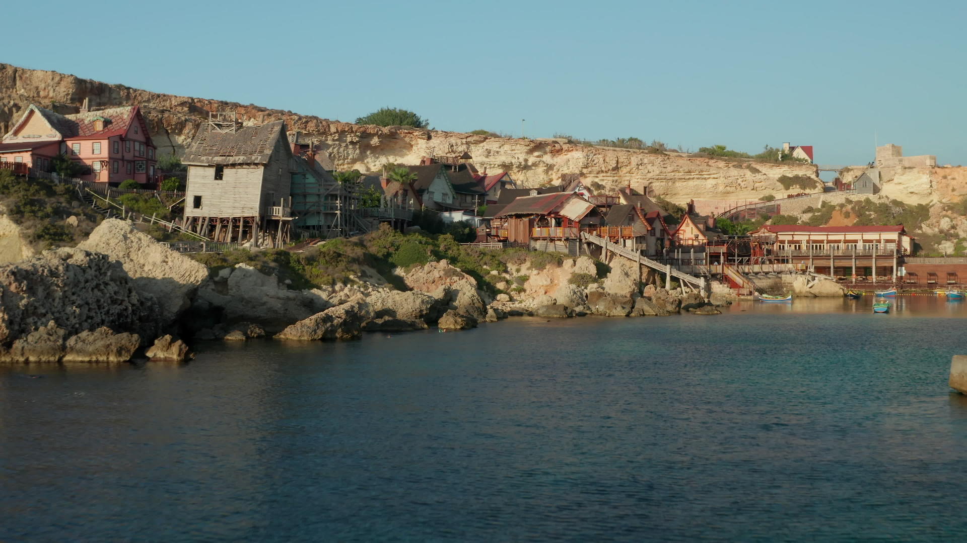 在戈佐岛锚湾Gozo岛Malta木制村屋用水视频的预览图