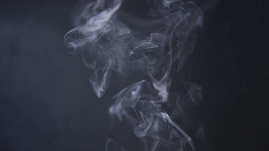 抽象的白烟和烟火的黑色背景视频的预览图