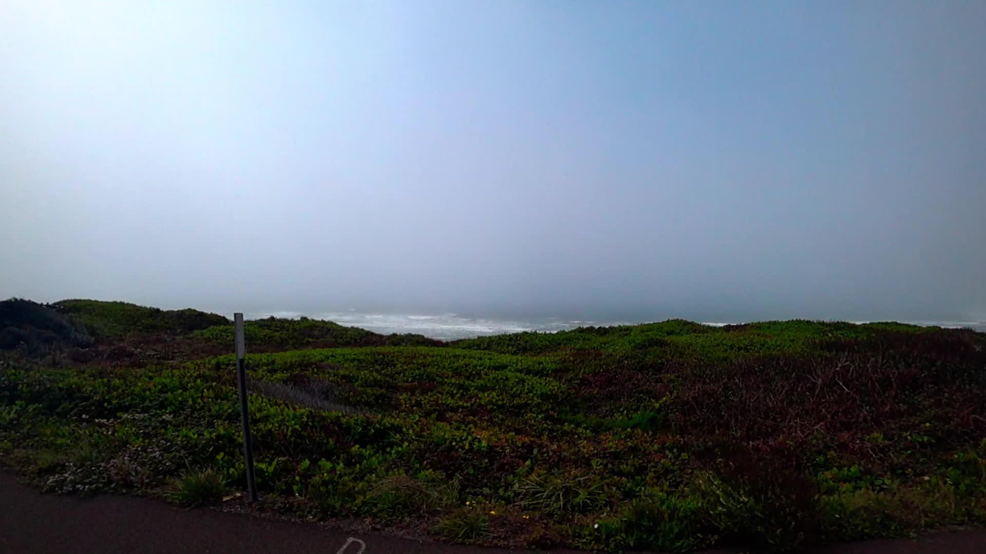在雾蒙蒙的早晨太平洋海岸线从一辆汽车开出视频的预览图