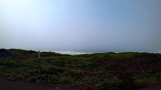 在雾蒙蒙的早晨太平洋海岸线从一辆汽车开出视频的预览图