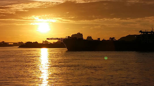 夕阳江上船4K实拍视频的预览图