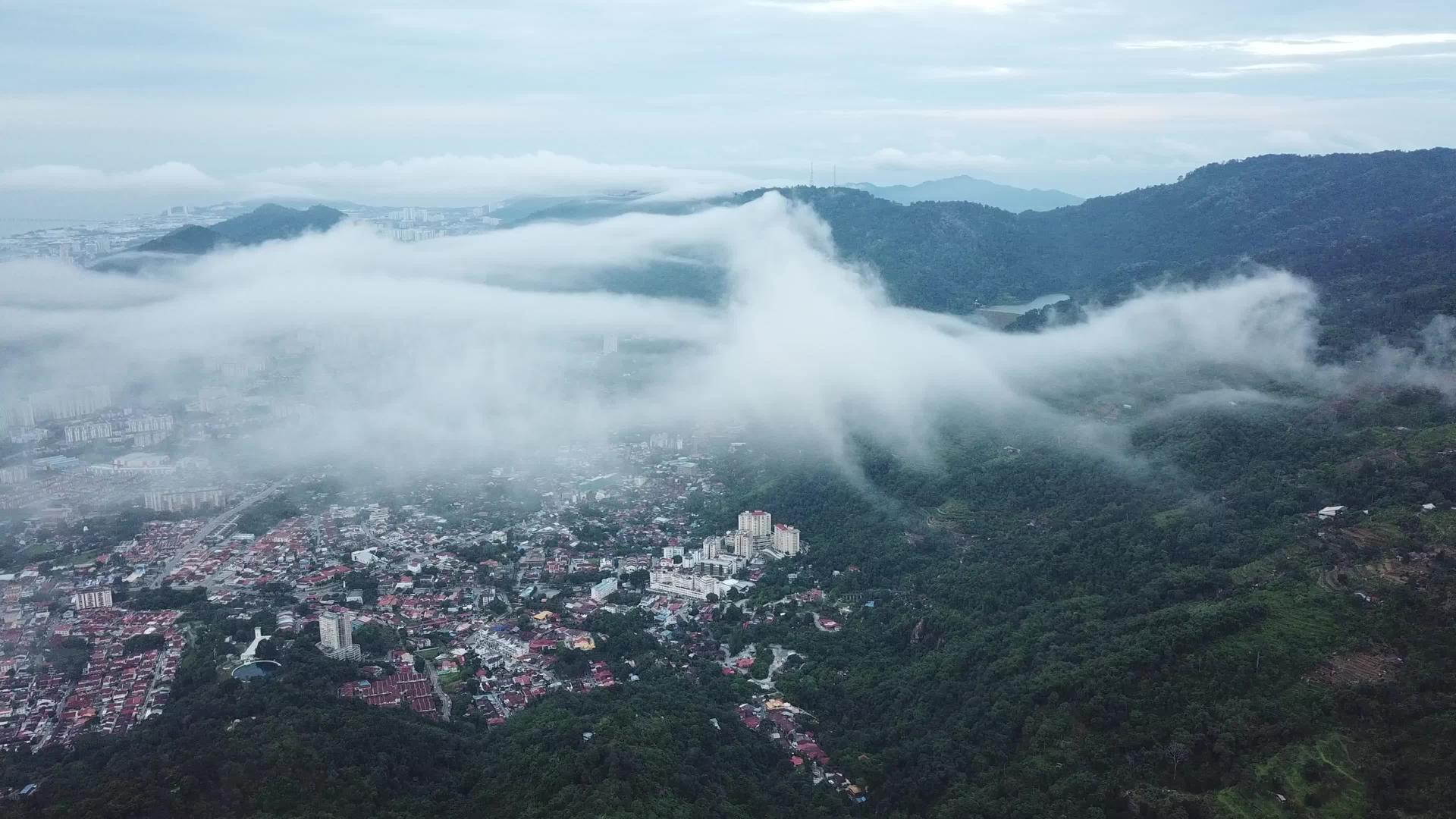 AyerItam镇上的雾海风视频的预览图
