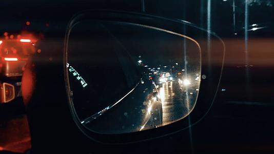 升格拍摄夜晚汽车后视镜车流视频的预览图