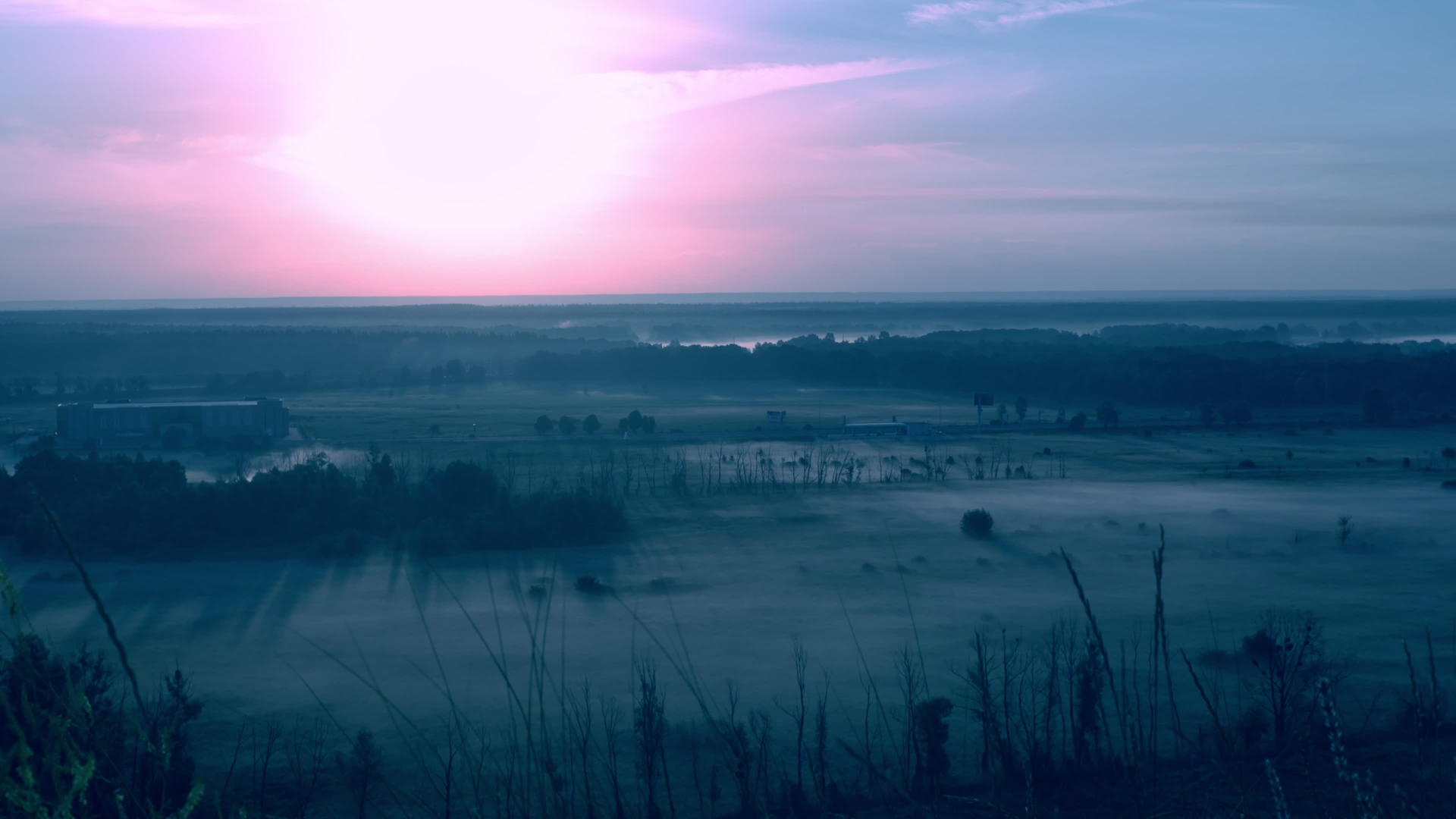 寒冷的夜晚日落在田野里美丽的背景视频的预览图