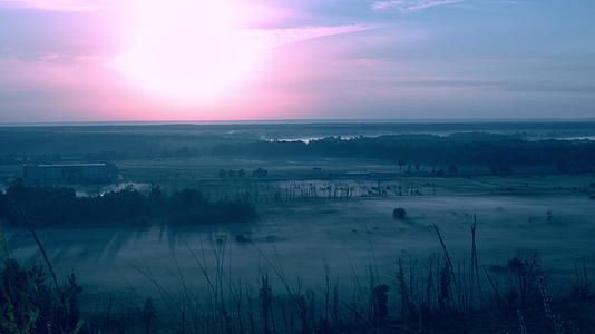 寒冷的夜晚日落在田野里美丽的背景视频的预览图
