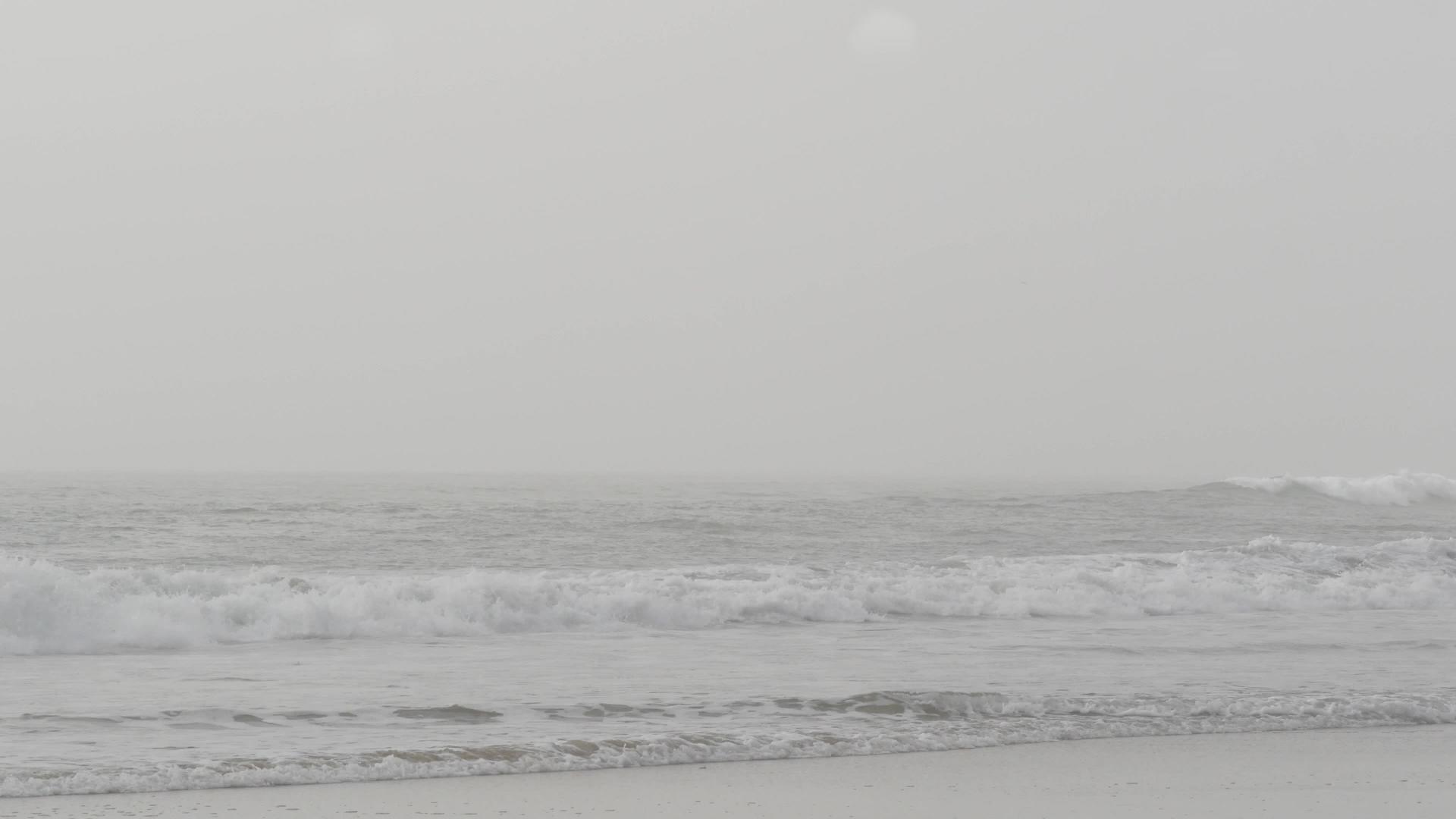 布鲁姆烟雾中的波浪来自太平洋海岸沿海的浓雾些都来自大海视频的预览图