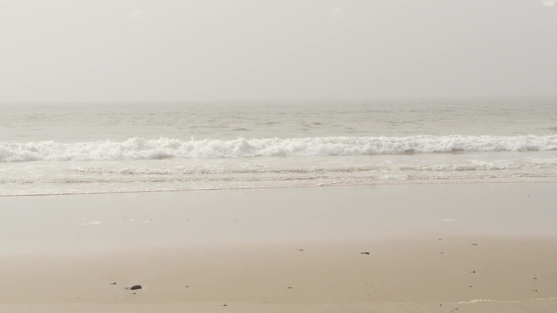 布鲁姆烟雾中的波浪来自太平洋海岸沿海的浓雾些都来自大海视频的预览图