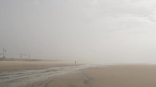 太平洋海岸沿海浓雾和乳白色烟雾视频的预览图