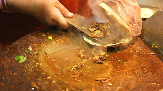 西安特色中式小吃美食中餐肉夹馍制作过程4k素材视频的预览图