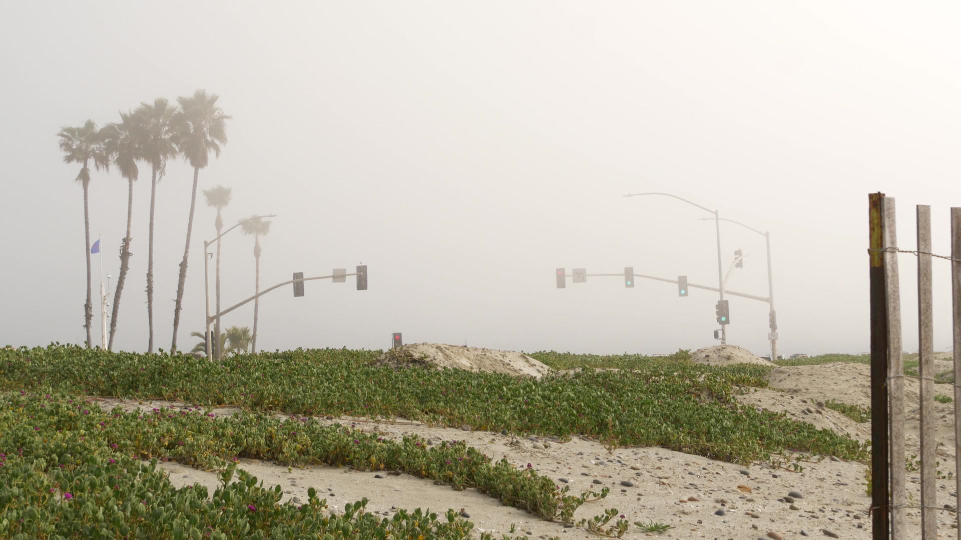 美国加州迷雾海滩公路旁边的红绿灯视频的预览图