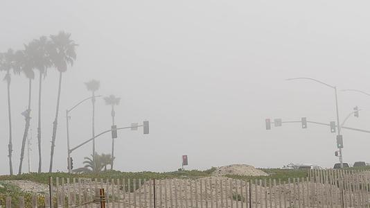 美国加州迷雾海滩公路旁边的红绿灯视频的预览图
