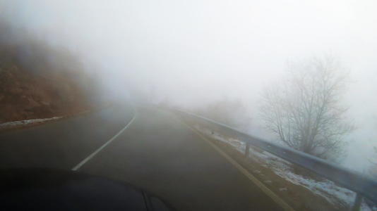 在山上在农村道路上汽车在雾中行驶视频的预览图