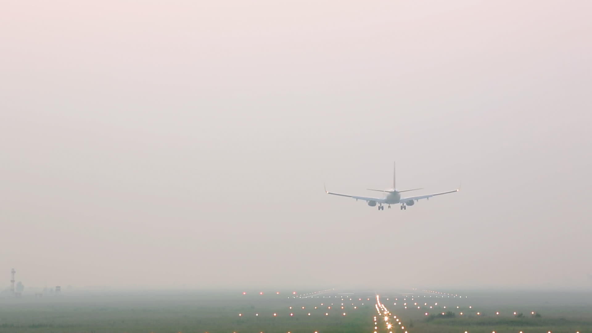 飞机降落在雾中的跑道上视频的预览图