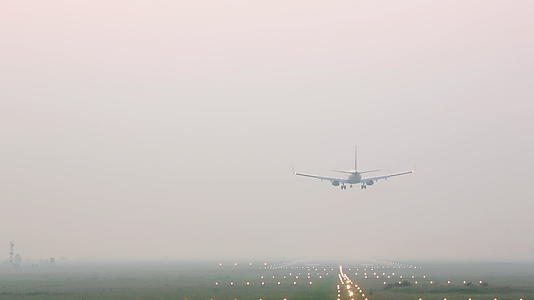 飞机降落在雾中的跑道上视频的预览图