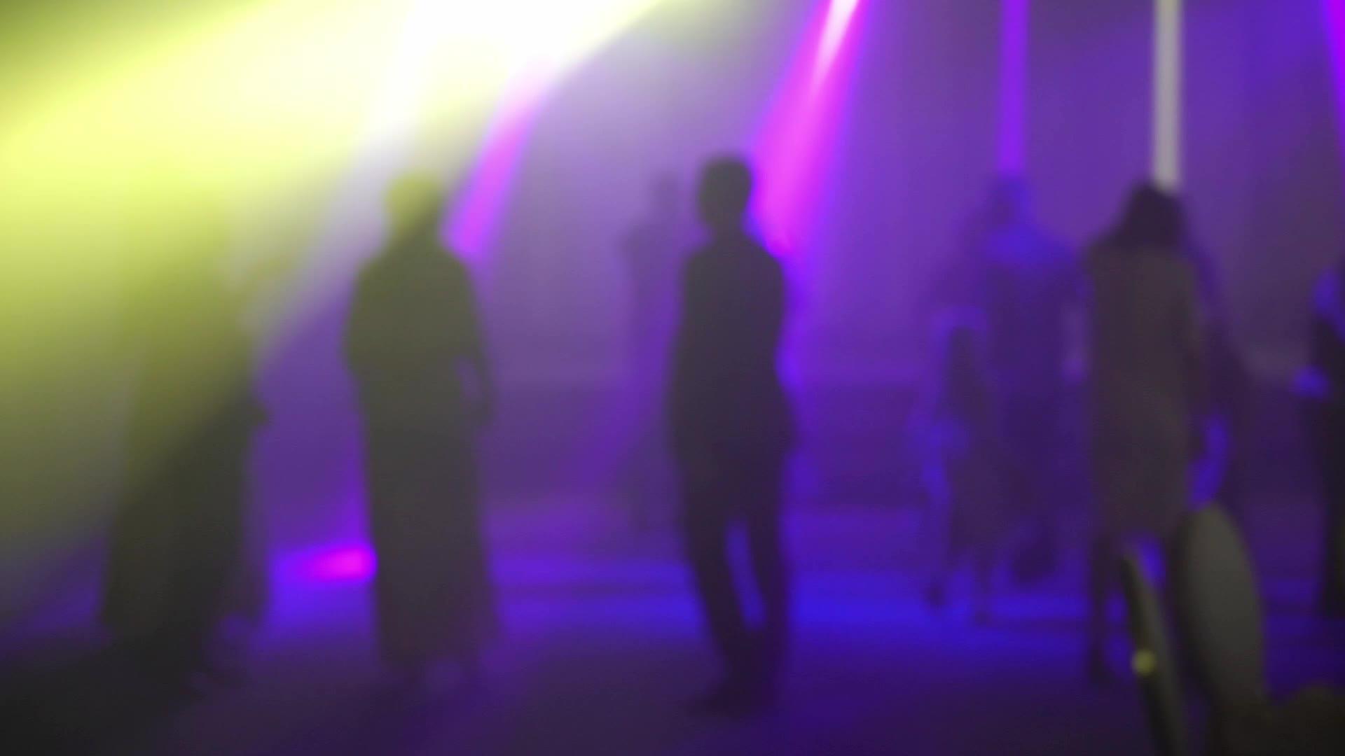 在晚宴上跳舞的人夜总会中难以辨认的双轮秀和迪斯科视频的预览图